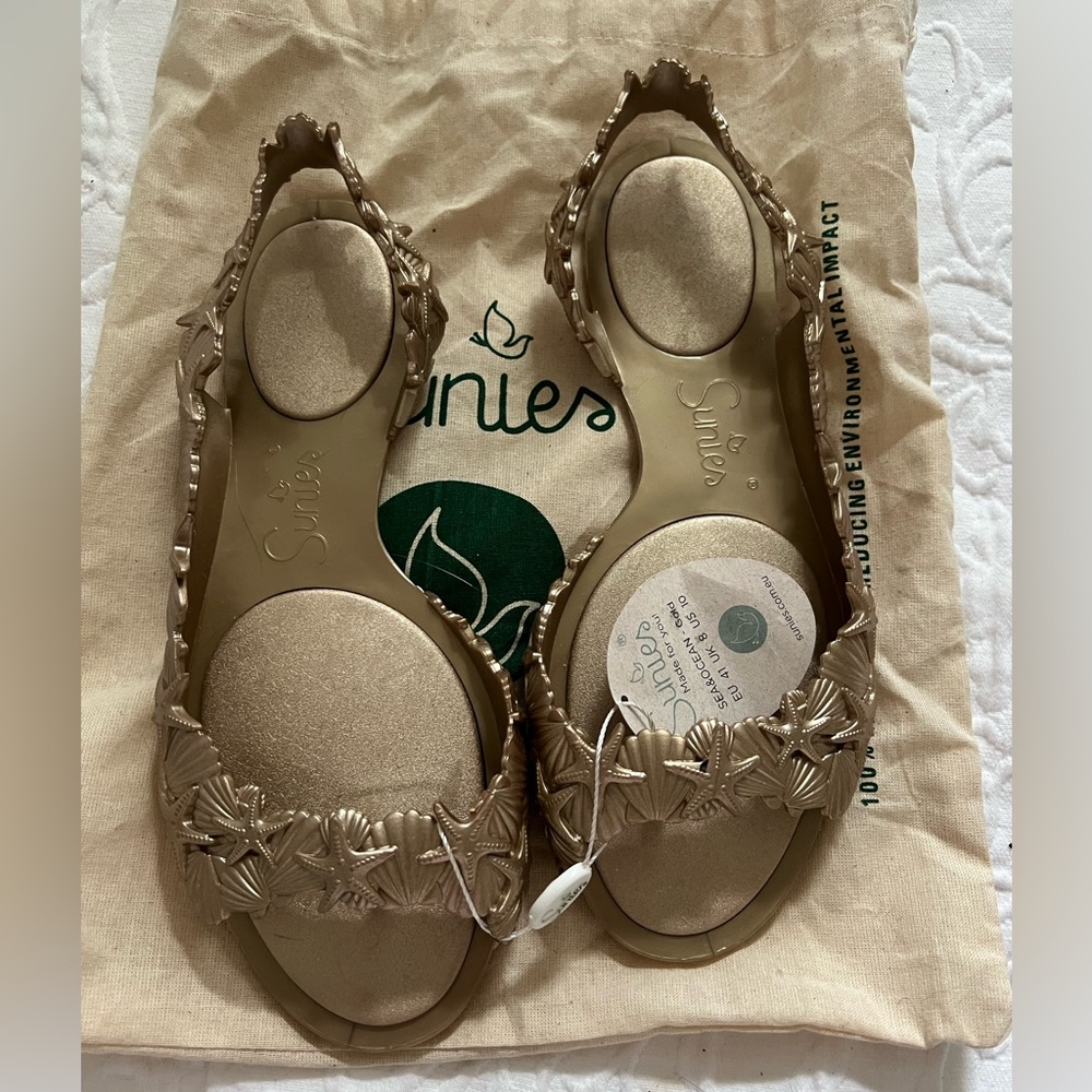 NWT Sunies Gold Seashell Jelly Sandals, size 10. Beachy, coastal, tropical